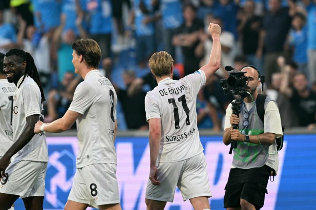 Napoli's Belgian midfielder #11 Kevin De Bruyne celebrates scoring his team's second goal  during the Italian Serie A football match between Sassuolo and Napoli at the Mapei - Città del Tricolore stadium in Reggio Emilia, on August 23, 2025.  Stefano RELLANDINI / AFP