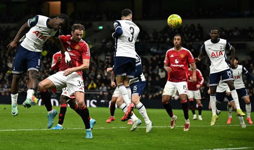 Manchester United Northern Irish defender #35 Jonny Evans (2L) scores the team's third goal during the English League Cup quarter-final football match between Tottenham Hotspur and Manchester United at the Tottenham Hotspur Stadium in London, on December 19, 2024.  Ben STANSALL / AFP
