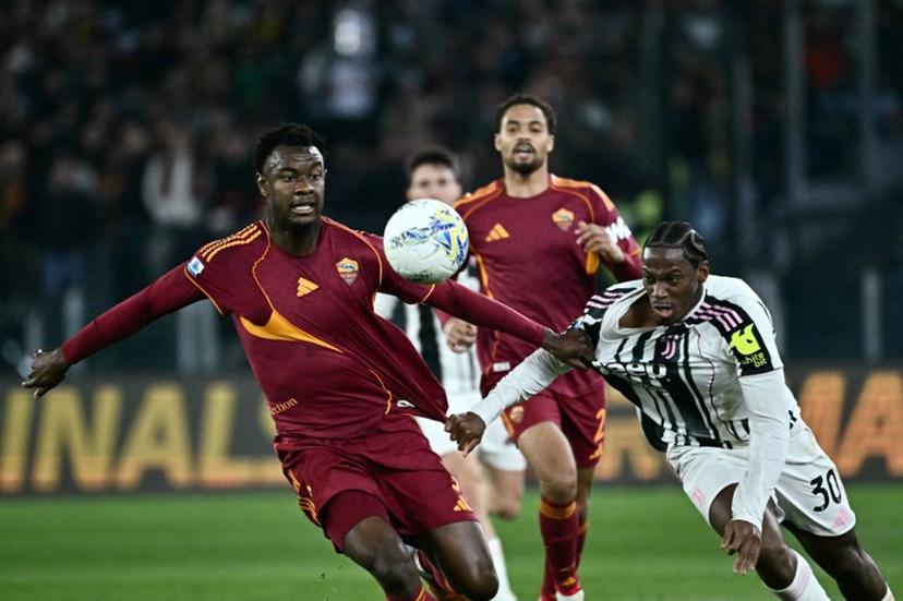 Roma's Ivory Coast defender #05 Evan N'Dicka (L) and Juventus' Canada forward #30 Jonathan David fight for the ball during the Italian Serie A football match between AS Roma and Juventus at the Olympic Stadium in Rome on March 1, 2026.  Filippo MONTEFORTE / AFP