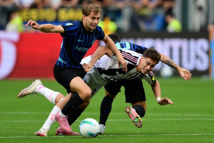 Inter Milan's Italian midfielder #23 Nicolo Barella (L) fights for the ball with Juventus' Turkish forward #10 Kenan Yildiz (R)  during the Italian Serie A football match between Juventus and Inter Milan at the Allianz stadium in Turin, northern Italy, on September 13, 2025.  MARCO BERTORELLO / AFP