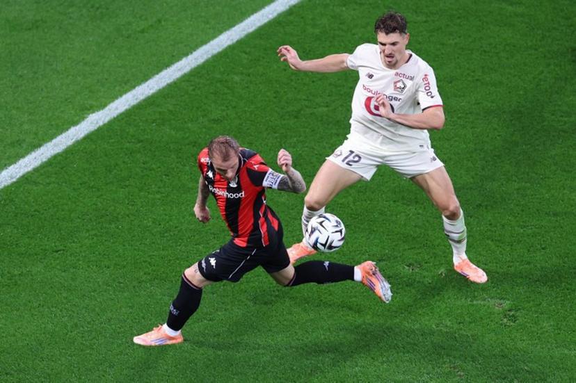 Nice's French defender #26 Melvin Bard (L) and Lille's Belgian defender #12 Thomas Meunier (R) fight for the ball during the French L1 football match between OGC Nice and LOSC Lille at the Allianz Riviera stadium in Nice, south-eastern France, on October 29, 2025.  Valery HACHE / AFP