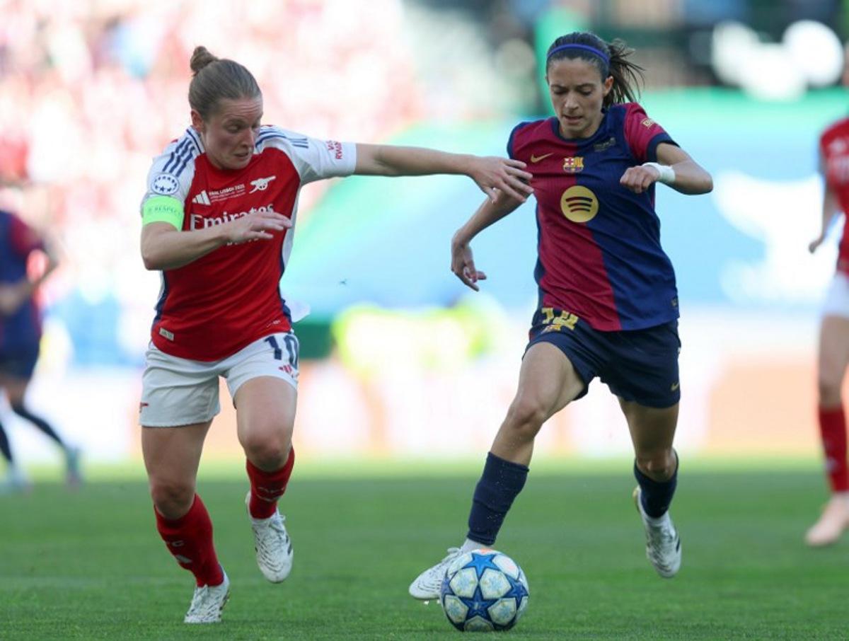 Arsenal's Scottish midfielder #10 Kim Little fights for the ball with Barcelona's Spanish midfielder #14 Aitana Bonmati during the UEFA Women's Champions League final football match between Arsenal FC and Barcelona FC at Jose Alvalade stadium in Lisbon, on May 24, 2025.  FILIPE AMORIM / AFP
