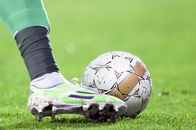 20150428 - KORTRIJK, BELGIUM: Illustration picture shows Standard's goalkeeper Yohann Thuram kicking the ball during the Jupiler Pro League match between KV Kortrijk and Standard de Liege, in Kortrijk, Tuesday 28 April 2015, on the fifth day of the Play-off 1. BELGA PHOTO YORICK JANSENS