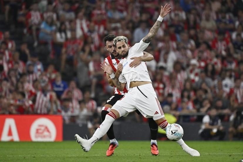 Athletic Bilbao's Spanish defender #04 Aitor Paredes (L) and Sevilla's Belgian forward #24 Adnan Januzaj fight for the ball during the Spanish league football match between Athletic Club Bilbao and Sevilla FC at San Mames Stadium in Bilbao on August 17, 2025.  ANDER GILLENEA / AFP