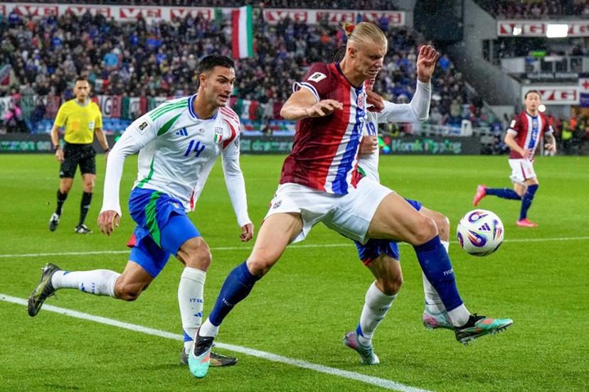 Norway's forward #09 Erling Braut Haaland (C), Italy's defender #14 Diego Coppola (L) and Italy's midfielder #18 Nicolo Barella vie for the ball during the 2026 FIFA World Cup Qualifying Group I football match between Norway and Italy at the Ullevaal Stadium in Oslo on June 6, 2025.  Cornelius Poppe / NTB / AFP