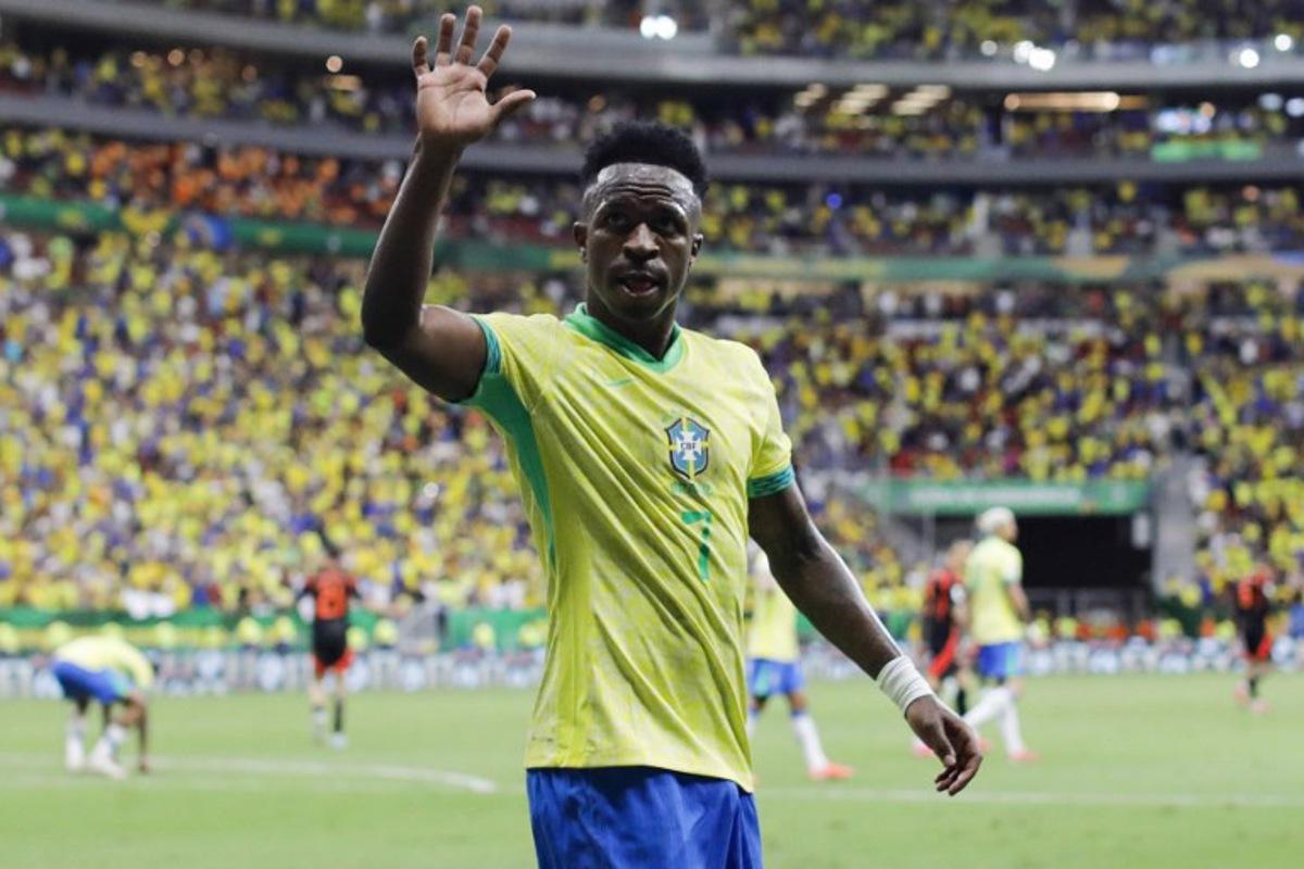 Brazil's forward #07 Vinicius Jr waves to the fans during the 2026 FIFA World Cup South American qualifiers football match between Brazil and Colombia, at the Mane Garrincha stadium in Brasilia, on March 20, 2025.  Sergio Lima / AFP
