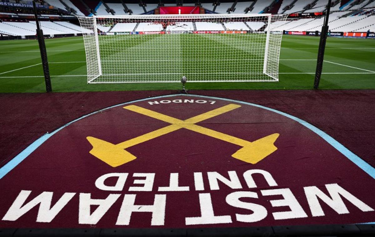 West Ham United logo is pictured on the football pitch prior to the UEFA Europa League group A football match between West Ham United and Backa Topola at The London Stadium, in east London on September 21, 2023.  HENRY NICHOLLS / AFP