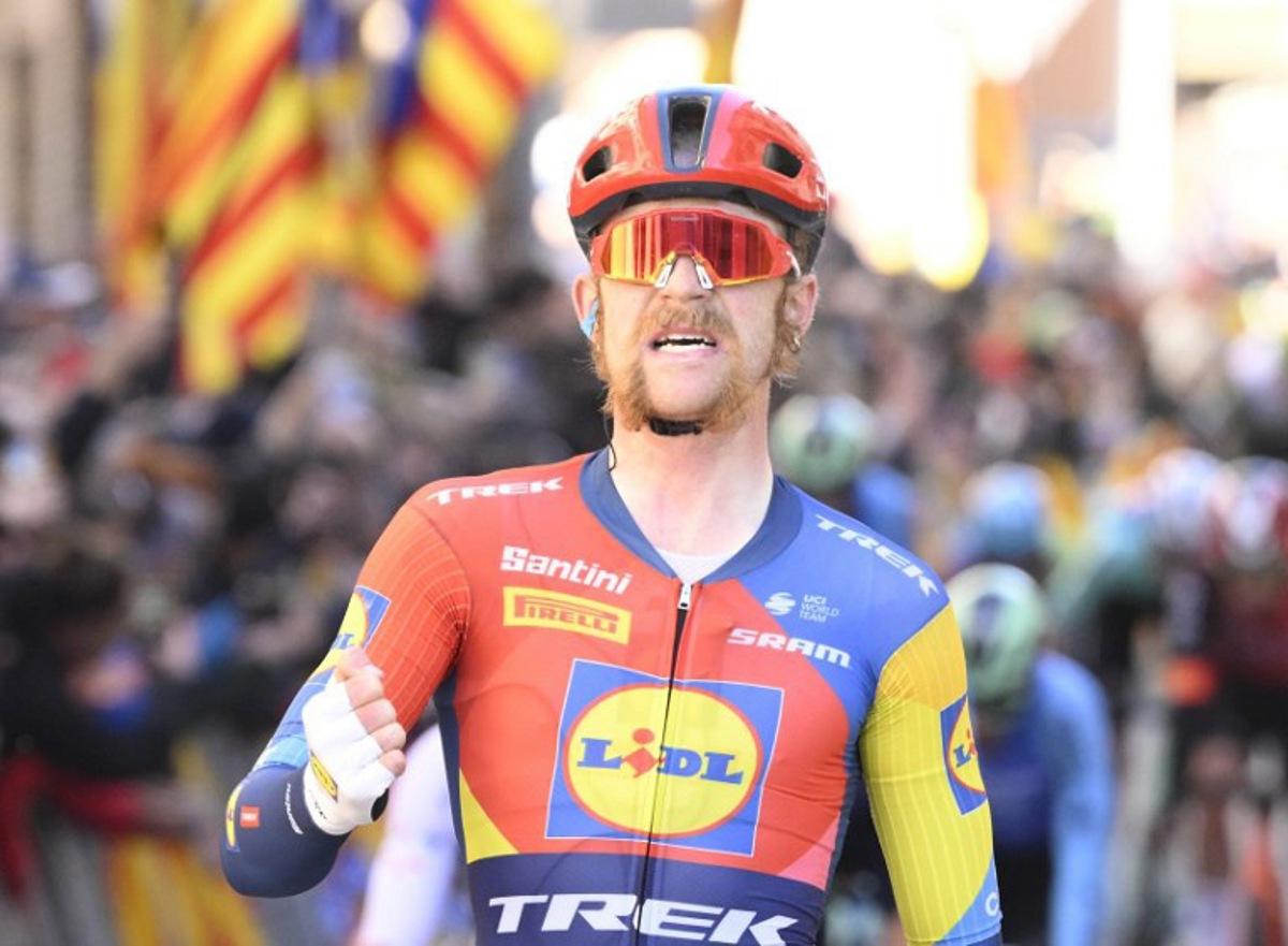 Team Lidl-Trek's US rider Quinn Simmons celebrates crossing first the finish line of the 6th stage of the 2025 Volta a Catalunya cycling tour of Catalonia, a 159km stage race between Berga and Queralt, on March 29, 2025.  Josep LAGO / AFP
