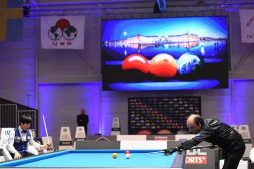 Spain's Daniel Sanchez (R) competes against South Korea's Kim Haeng-jik (L) to win the final of the 69th World Championship Three Cushion Individuals in Bordeaux on November 19, 2016. 
MEHDI FEDOUACH / AFP