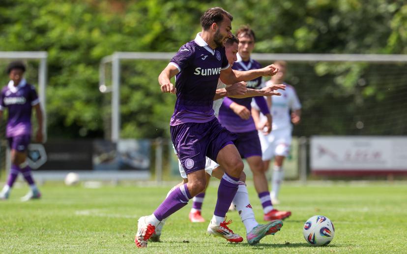 Anderlecht's Enric Llansana fights for the ball during a friendly soccer game between Belgian soccer team RSC Anderlecht and Rakow Częstochowa, during their summer camp in Renesse, the Netherlands on Saturday 12 July 2025. The team is preparing for the upcoming 2025-2026 first division season. BELGA PHOTO VIRGINIE LEFOUR