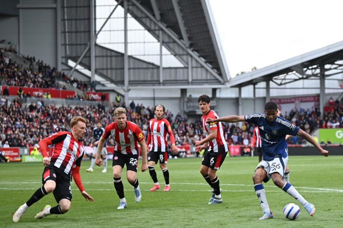 Manchester United's Norwegian striker #56 Chido Obi (R) shoots but fails to score during the English Premier League football match between Brentford and Manchester United at the Gtech Community Stadium in London on May 4, 2025.  JUSTIN TALLIS / AFP