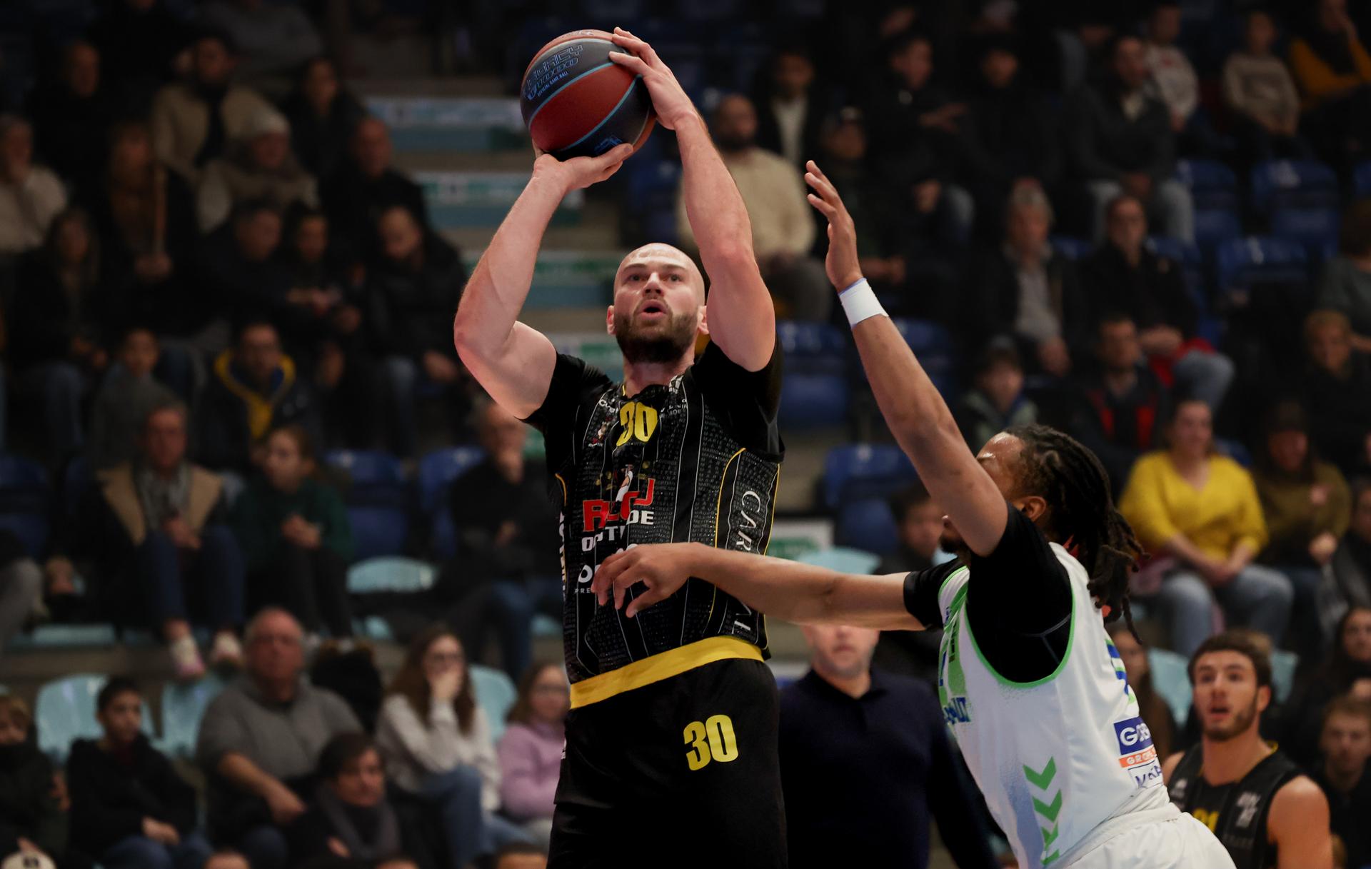 Oostende's Pierre-Antoine Gillet and Mons' Gregory Milton fight for the ball during a basketball match between Mons-Hainaut and BC Oostende, Saturday 10 January 2026 in Mons, on day 15/34 of the 'BNXT League' Belgian/Dutch first division basketball championships. BELGA PHOTO VIRGINIE LEFOUR