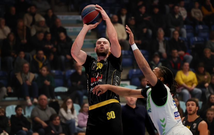 Oostende's Pierre-Antoine Gillet and Mons' Gregory Milton fight for the ball during a basketball match between Mons-Hainaut and BC Oostende, Saturday 10 January 2026 in Mons, on day 15/34 of the 'BNXT League' Belgian/Dutch first division basketball championships. BELGA PHOTO VIRGINIE LEFOUR