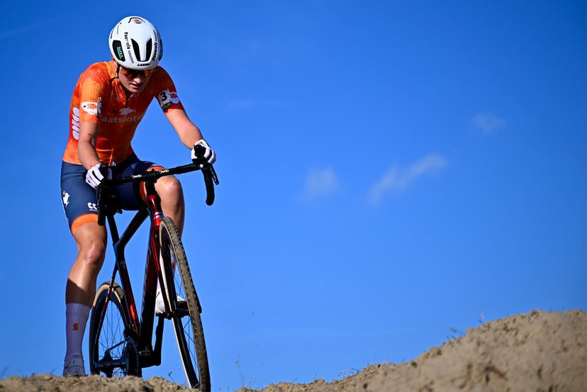 Dutch Leonie Bentveld pictured in action during the U23 women race at the UEC Cyclocross European Championships, Sunday 09 November 2025, in Middelkerke. BELGA PHOTO JASPER JACOBS