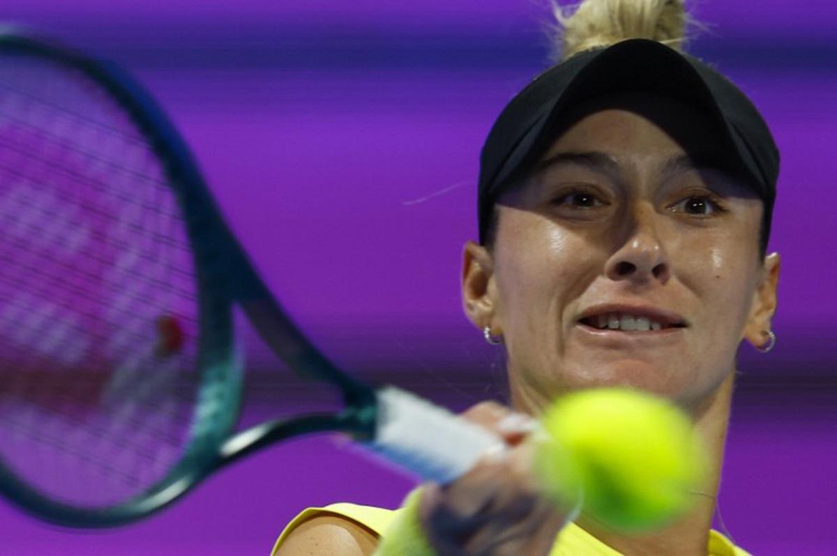 McCartney Kessler of the USA returns the ball to Ons Jabeur of Tunisia during their 2025 WTA Qatar Open match at the Khalifa International Tennis Complex in Doha on February 10, 2025.  KARIM JAAFAR / AFP