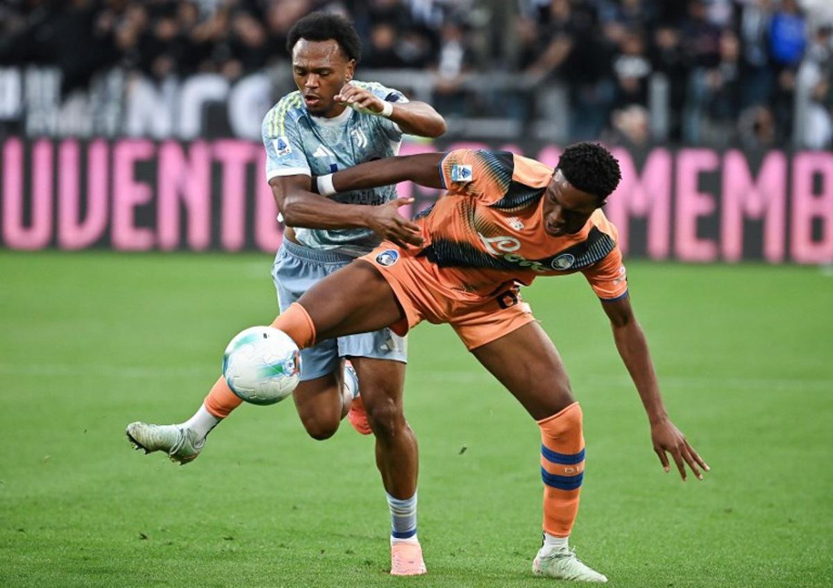 Juventus' Belgian forward #20 Lois Openda (L) fights for the ball with Atalanta's Italian defender #69 Honest Ahanor during the Italian Serie A football match between Juventus FC and Atalanta at the Allianz stadium in Turin, northern Italy on September 27, 2025.  Isabella BONOTTO / AFP