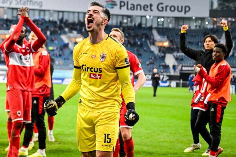 Antwerp's goalkeeper Yannick Thoelen celebrates after winning a soccer match between KAA Gent and Royal Antwerp FC, Sunday 14 December 2025 in Gent, on day 18 of the 2025-2026 'Jupiler Pro League' first division of the Belgian championship. BELGA PHOTO TOM GOYVAERTS