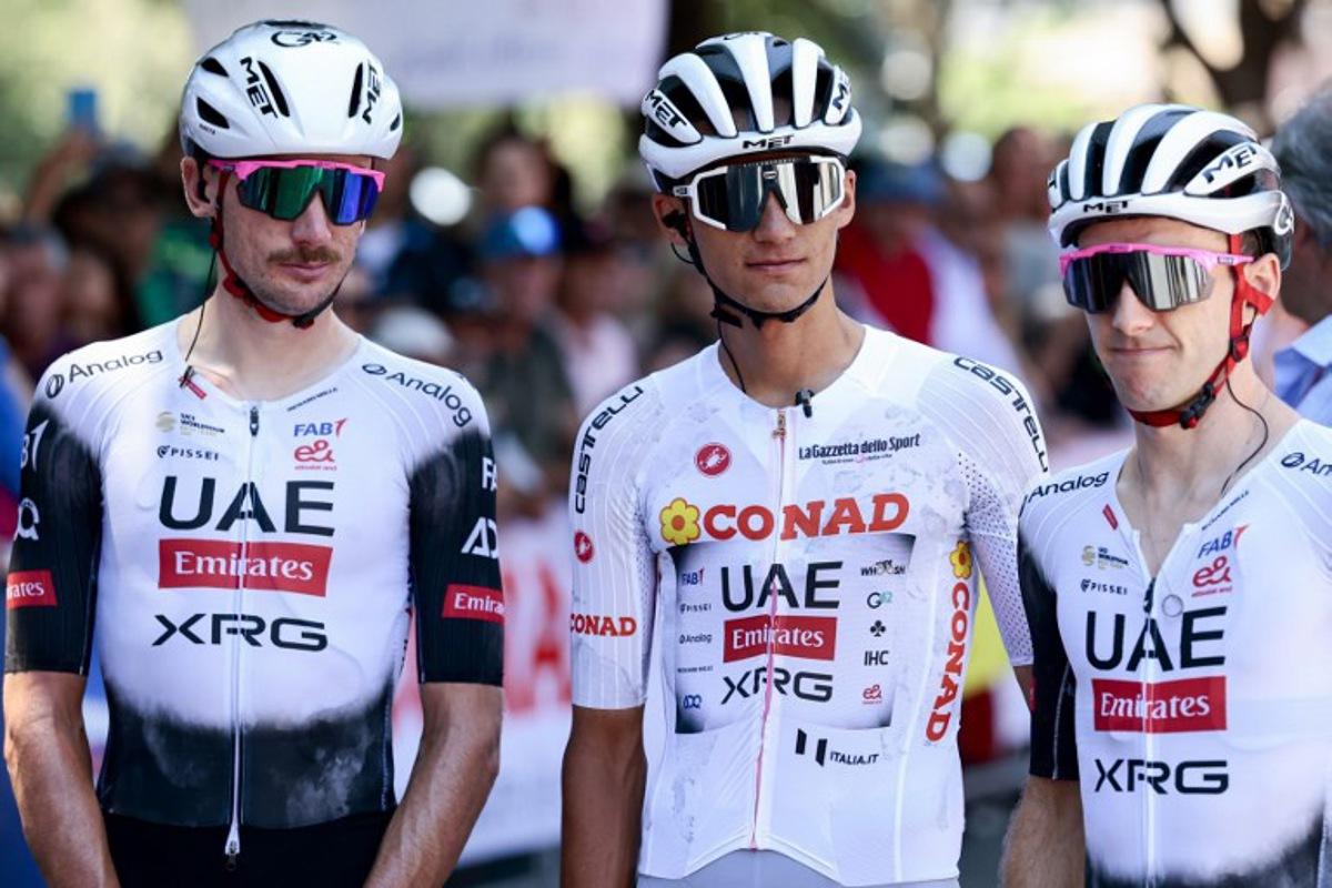 UAE Team Emirates XRG's Mexican rider Isaac Del Toro (C) wearing the best young rider's white jersey (Maglia Bianca) looks on flanked by teammates as he arrives ahead of the 21st stage of the 108th Giro d'Italia cycling race of 143kms from Rome to Rome on June 1, 2025.  Luca Bettini / AFP