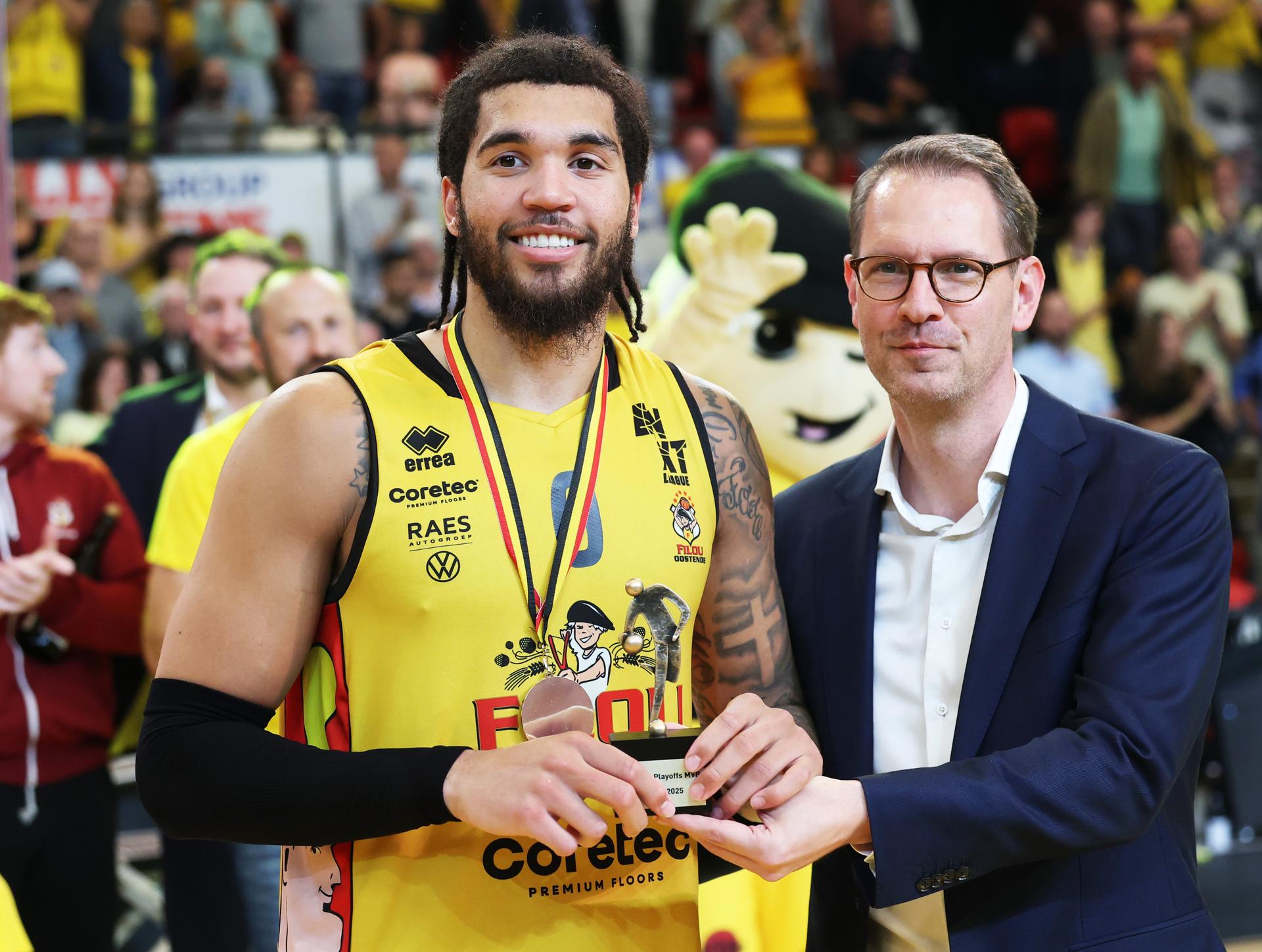 Oostende's Timmy Allen celebrates after winning the Belgian BNXT championship, Saturday 07 June 2025 in Oostende. BC Oostende defeats Kangoeroes Mechelen 100-76 in the fourth game of the best-of-5 finals in the playoffs of the 'BNXT League' Belgian/ Dutch first division basket championship.  BELGA PHOTO KURT DESPLENTER