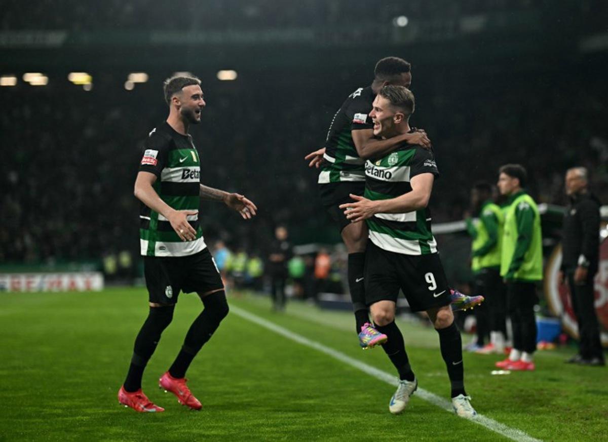 Sporting Lisbon's Swedish forward #09 Viktor Gyokeres (R) celebrates with teammates scoring his team's third goal during the Portuguese League football match between Sporting CP and Moreirense FC at Jose Alvalade stadium in Lisbon April 18, 2025.  PATRICIA DE MELO MOREIRA / AFP