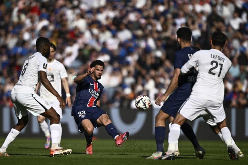 Paris Saint-Germain's French midfielder #33 Warren Zaire-Emery (C) kicks the ball during the French L1 football match between Paris Saint-Germain (PSG) and SCO Angers at The Parc des Princes Stadium in Paris on April 5, 2025.  JULIEN DE ROSA / AFP