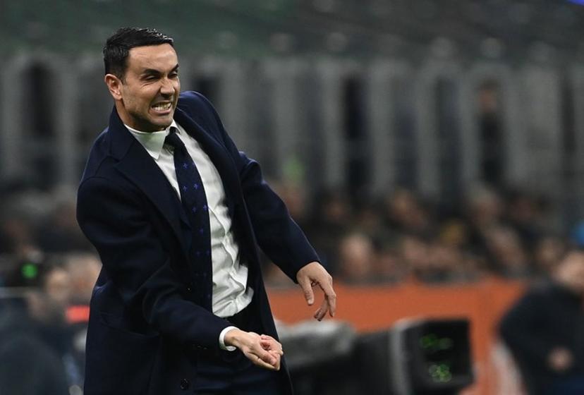 Fiorentina's Italian coach Raffaele Palladino gestures during the Italian Serie A football match between Inter Milan and Fiorentina at the San Siro Stadium in Milan on February 10, 2025.  Isabella BONOTTO / AFP