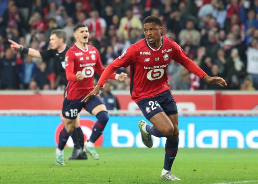 Lille's English forward #24 Chuba Akpom celebrates with teammates after scoring a penalty kick during the French L1 football match between Lille LOSC and Stade de Reims at Stade Pierre-Mauroy in Villeneuve-d'Ascq, northern France on May 17, 2025.   FRANCOIS LO PRESTI / AFP