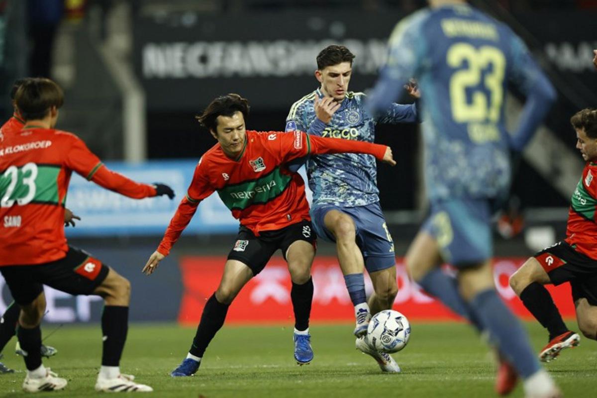NEC Nijmegen's Japanese forward #18 Koki Ogawa (L) vies with Ajax's Turkish defender #13 Ahmetcan Kaplan (R) during the Dutch Eredivisie football match between NEC Nijmegen and Ajax Amsterdam at De Goffert on December 1, 2024 in Nijmegen.   MAURICE VAN STEEN / ANP / AFP