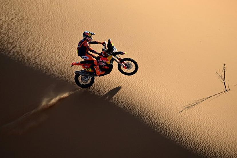 Argentine rider Luciano Benavides competes with a Ktm 450 Rally Factory compete in the Stage 6 of the 48th edition of the Dakar Rally 2026, between Hail and Riyadh, Saudi Arabia, on January 9, 2026.  Giuseppe CACACE / AFP