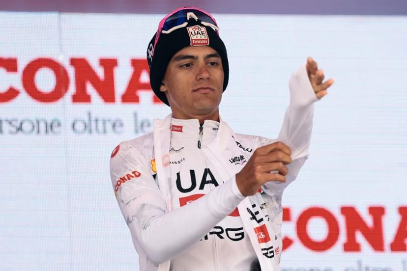 UAE Team Emirates XRG's Mexican rider Isaac Del Toro wears the best young rider's white jersey (Maglia Bianca) as he celebrates on the podium after the 15th stage of the 108th Giro d'Italia cycling race of 219kms from Fiume Veneto to Asiago on May 25, 2025.  Luca Bettini / AFP