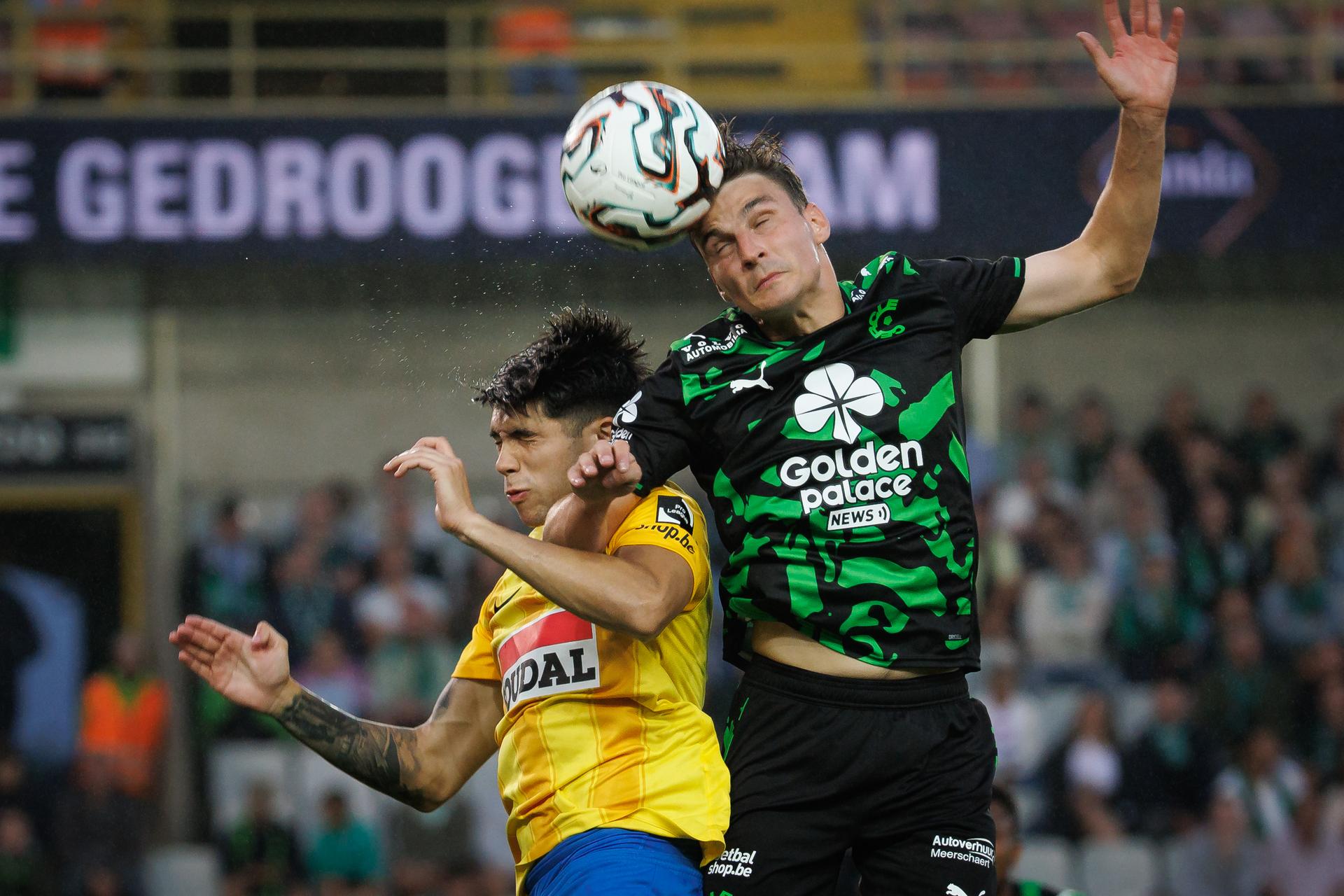 Westerlo's Antonio Cordero and Cercle's Pieter Gerkens fight for the ball during a soccer match between Cercle Brugge KSV and KVC Westerlo, Sunday 17 August 2025 in Brugge, on day 4 of the 2025-2026 'Jupiler Pro League' first division of the Belgian championship. BELGA PHOTO KURT DESPLENTER