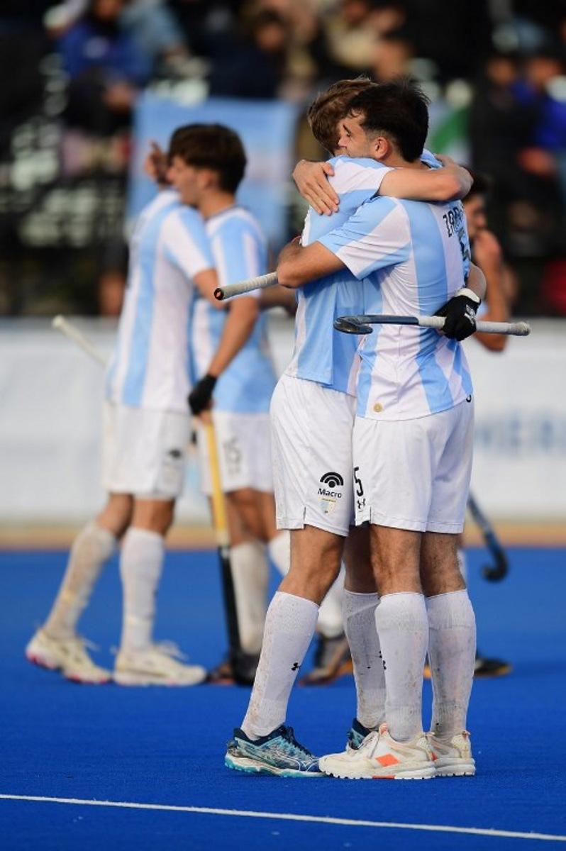 Argentina's Facundo Zarate (R) and Thomas Habif celebrate after winning the Pan American Cup men's field hockey final between Argentina and the United States at Cancha Celeste in Montevideo on August 3, 2025.  Dante FERNANDEZ / AFP