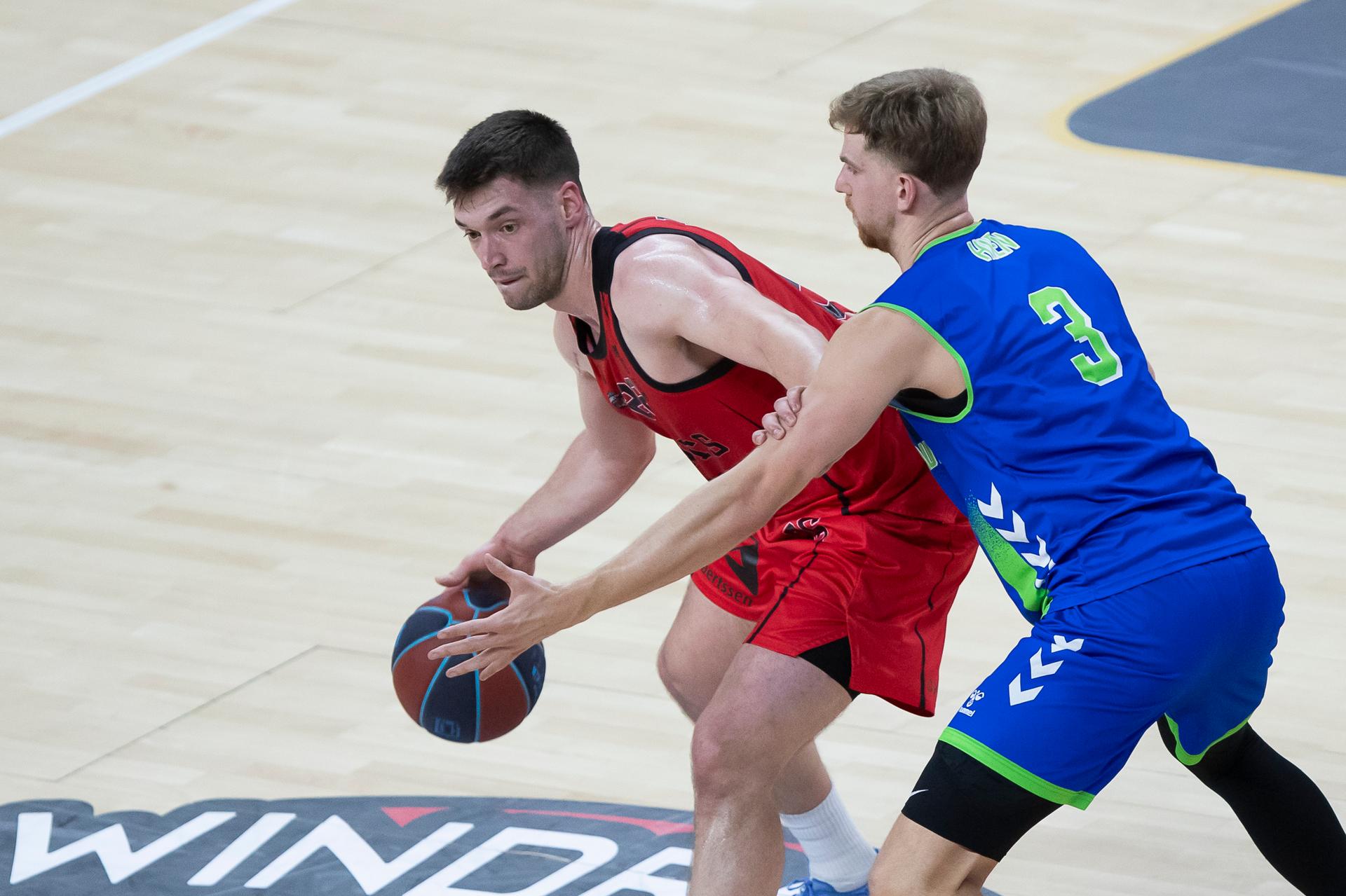 Antwerp's Niels De Ridder and Mons' Garrett Hien pictured during a basketball match between Antwerp Giants and Mons-Hainaut, Sunday 26 October 2025 in Antwerp, matchday 5/34 in the 'BNXT League' Belgian/ Dutch first division basket championship. BELGA PHOTO KRISTOF VAN ACCOM