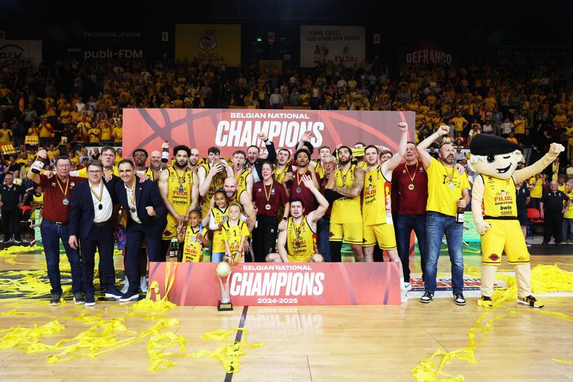 Oostende's players and staff celebrate after winning the Belgian BNXT championship, Saturday 07 June 2025 in Oostende. BC Oostende defeats Kangoeroes Mechelen 100-76 in the fourth game of the best-of-5 finals in the playoffs of the 'BNXT League' Belgian/ Dutch first division basket championship.  BELGA PHOTO KURT DESPLENTER