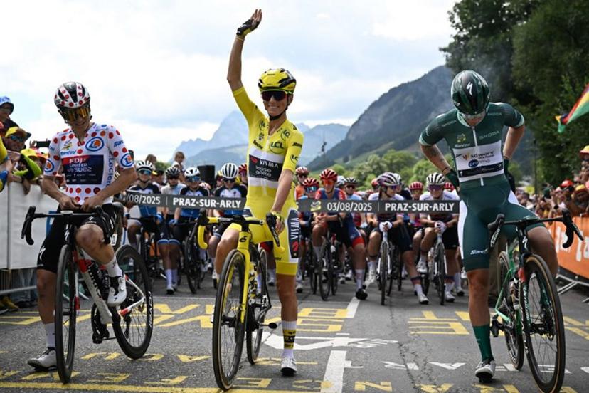 Yellow jersey of overall leader, Team Visma | Lease a Bike's French rider Pauline Ferrand-Prevot (C), Green jersey of Best Sprinter, Team SD Worx - Protime's Dutch rider Lorena Wiebes (R) and Polka Dot jersey of Best Climber FDJ-SUEZ team's Swiss rider Elise Chabbey (L) wait for the start of the 9th and final stage (out of 9) of the fourth edition of the Women's Tour de France cycling race, 124.1 km from Praz-sur-Arly to Chatel, in Praz-sur-Arly eastern France, on August 3, 2025.   JULIEN DE ROSA / AFP