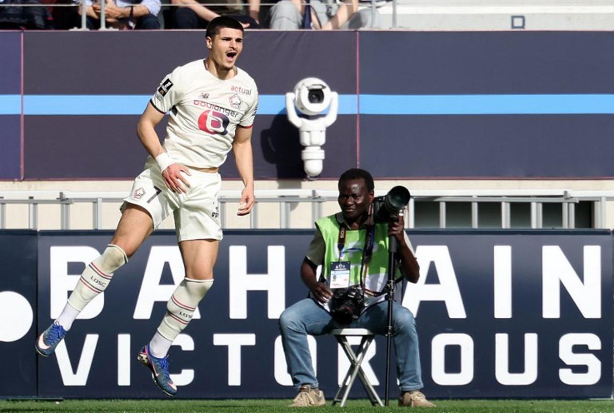 Lille's Belgian forward #07 Matias Fernandez-Pardo (L) celebrates after scoring Lille's first goal during the French L1 football match between Paris FC and LOSC Lille at the Stade Jean-Bouin in Paris, on April 26, 2026.  FRANCK FIFE / AFP