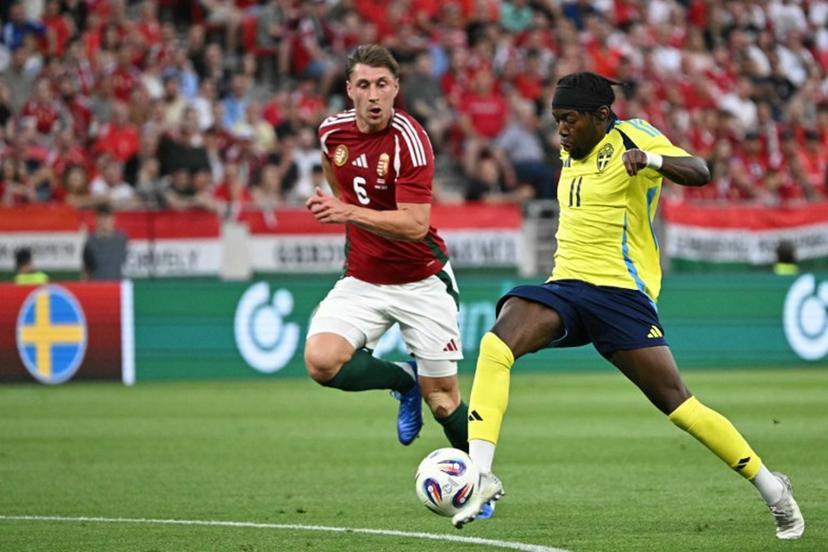 Sweden's forward #11 Anthony Elanga (R) Hungary's defender #05 Gabor Szalai vie for the ball during the international friendly football match between Hungary and Sweden in Budapest on June 6, 2025.  Attila KISBENEDEK / AFP