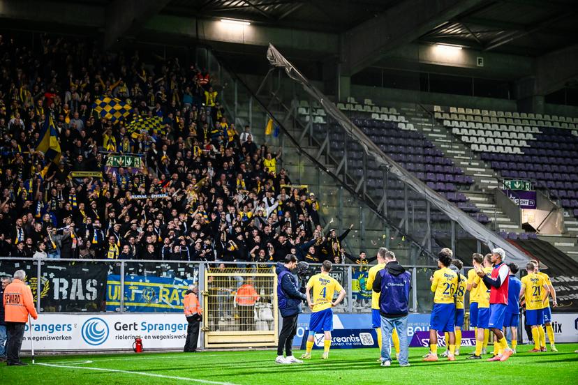 SK Beveren players greet the fans after a soccer game between Beerschot VA and SK Beveren, Friday 17 October 2025 in Antwerp, on day 10 of the 2025-2026 'Challenger Pro League' 1B second division of the Belgian championship. BELGA PHOTO TOM GOYVAERTS