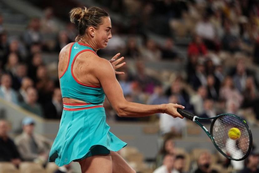 Belarus' Aryna Sabalenka plays a forehand return to Poland's Iga Swiatek during their women's singles semi-final match on day 12 of the French Open tennis tournament on Court Philippe-Chatrier at the Roland-Garros Complex in Paris on June 5, 2025.  Dimitar DILKOFF / AFP