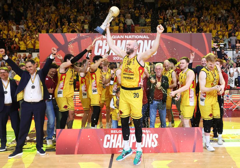Oostende's players and staff celebrate after winning the Belgian BNXT championship, Saturday 07 June 2025 in Oostende. BC Oostende defeats Kangoeroes Mechelen 100-76 in the fourth game of the best-of-5 finals in the playoffs of the 'BNXT League' Belgian/ Dutch first division basket championship.  BELGA PHOTO KURT DESPLENTER