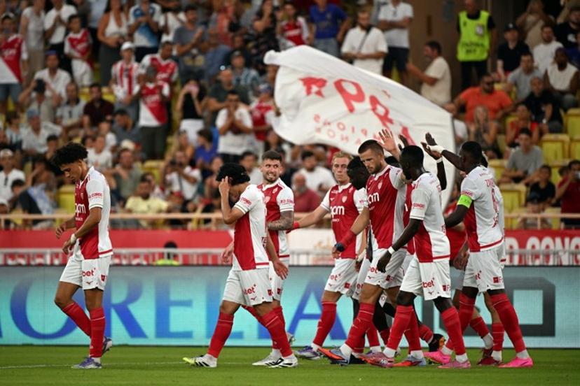 Monaco's players celebrate the goal of Monaco's British defender #03 Eric Dier (3R) during the French L1 football match between AS Monaco and Le Havre AC at the Louis II Stadium (Stade Louis II) in the Principality of Monaco on August 16, 2025.  Miguel MEDINA / AFP