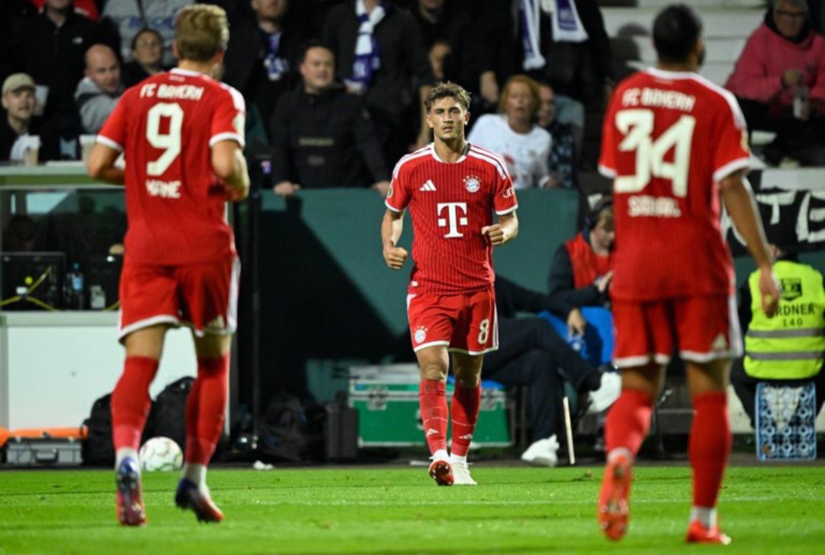 Bayern Munich's German midfielder #08 Tom Bischof (C) celebrates scoring the 1-2 goal with his teammates including Bayern Munich's English forward #09 Harry Kane (L) during the German Cup (DFB Pokal) first round football match VfL Osnabrueck and FC Bayern Munich in Osnabrueck, western Germany on September 2, 2026.  INA FASSBENDER / AFP