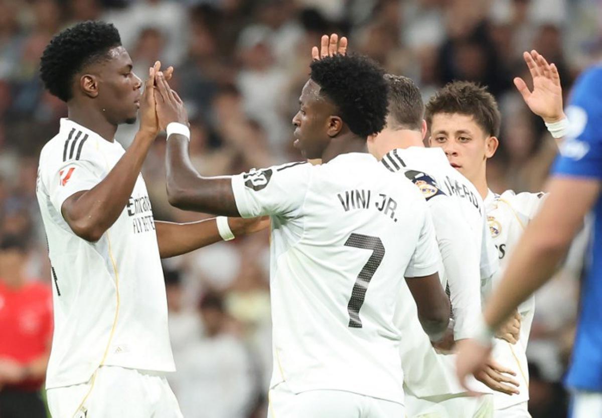 Real Madrid's Brazilian forward #07 Vinicius Junior celebrates scoring his team's second goal with Real Madrid's French midfielder #14 Aurelien Tchouameni during the Spanish league football match between Real Madrid CF and Deportivo Alaves at the Santiago Bernabeu stadium in Madrid on April 21, 2026.  Pierre-Philippe MARCOU / AFP
