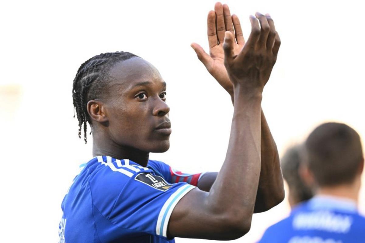 Strasbourg's Dutch-Nigerian forward #10 Emanuel Emegha cheers supporters at the end of the French L1 football match between RC Strasbourg Alsace and FC Nantes at Stade de la Meinau in Strasbourg, eastern France on August 24, 2025.   SEBASTIEN BOZON / AFP