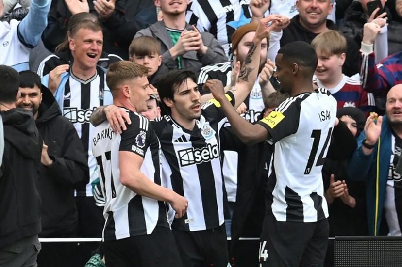 Newcastle United's Italian midfielder #08 Sandro Tonali (C) celebrates with teammates after scoring the opening goal of the English Premier League football match between Newcastle United and Manchester United at St James' Park in Newcastle-upon-Tyne, north east England on April 13, 2025.  ANDY BUCHANAN / AFP