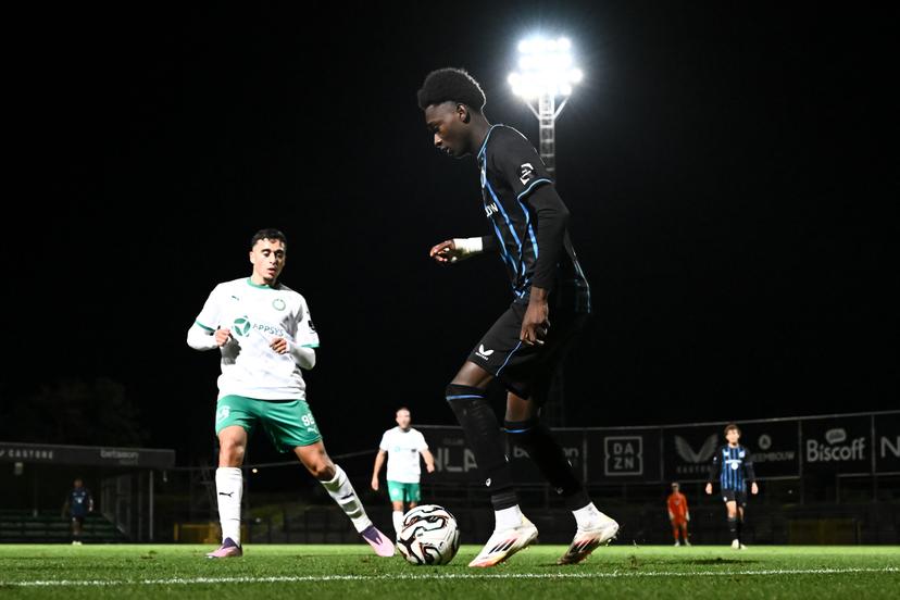 Lommel's Mo Salah El Boukammiri and Club's Jesse Bisiwu fight for the ball during a soccer game between Club NXT and Lommel SK, Wednesday 24 September 2025 in Roeselare, on day 7 of the 2025-2026 'Challenger Pro League' 1B second division of the Belgian championship. BELGA PHOTO MAARTEN STRAETEMANS