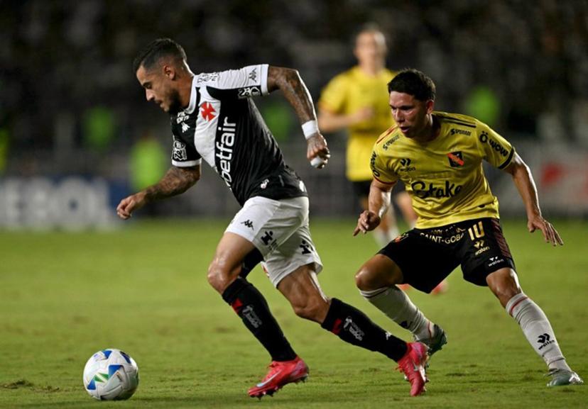 Vasco da Gama's midfielder #11 Philippe Coutinho (L) and Melgar's Argentine midfielder #10 Tomas Martinez fight for the ball during the Copa Sudamericana group stage football match between Brazil's Vasco da Gama and Peru's Melgar at the Sao Januario stadium in Rio de Janeiro, Brazil, on May 27, 2025.  Mauro PIMENTEL / AFP