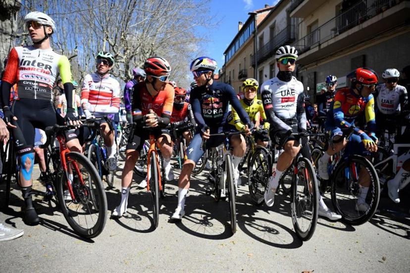 Team Bora's Primoz Roglic (C) talks with Team Ineos' Geraint Thomas (C,L) next to Team UAE's Juan Ayuso prior the start of the 6th stage of the 2025 Volta a Catalunya cycling tour of Catalonia, a 159km stage race between Berga and Queralt, on March 29, 2025.  Josep LAGO / AFP