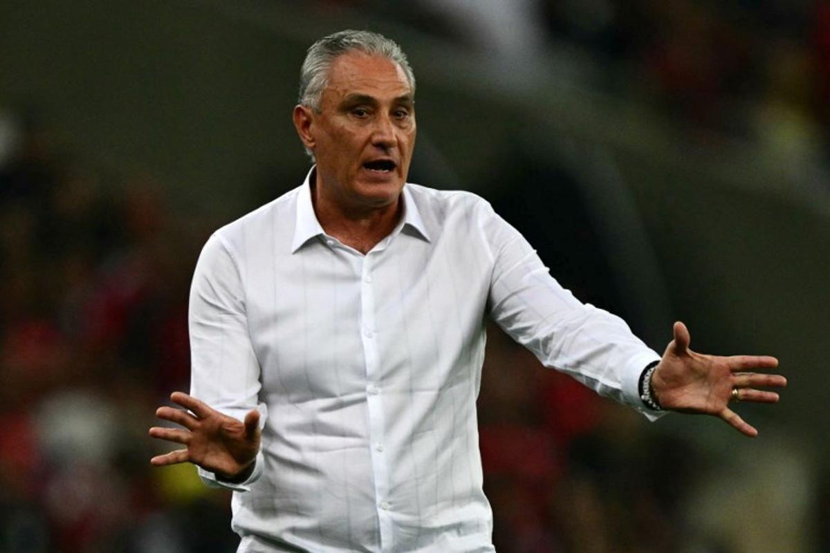 Flamengo's head coach Tite gestures during the Copa Libertadores round of 16 first leg football match between Brazil's Flamengo and Bolivia's Bolivar at the Maracana stadium in Rio de Janeiro, Brazil, on August 15, 2024.  Pablo PORCIUNCULA / AFP