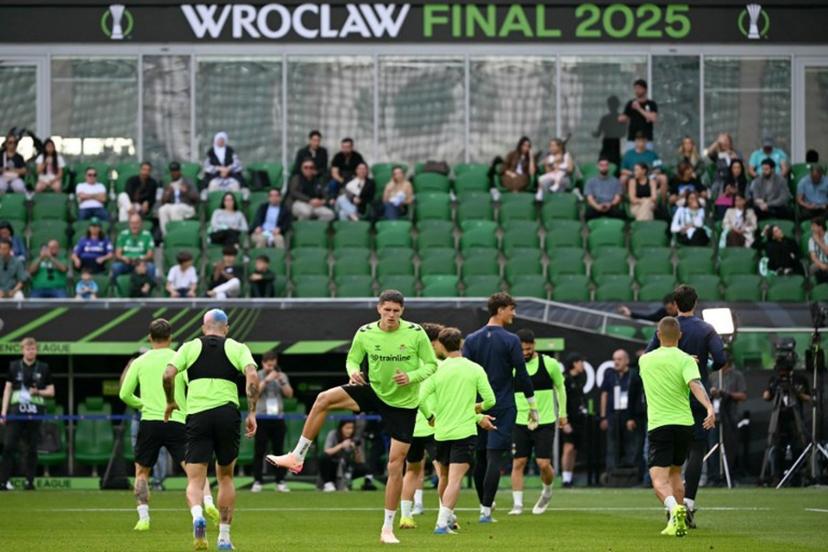 Real Betis' players warm up during a training session on the eve of the UEFA Conference League final football match between Real Betis and Chelsea FC in Wroclaw on May 27, 2025.  Sergei GAPON / AFP